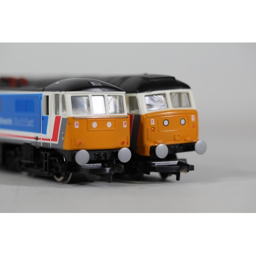 64 - 2 Hornby Network Southeast Locomotives and 2 Carriages: R.444 BR Mk.2 Brake Coach Network Southeast,... 