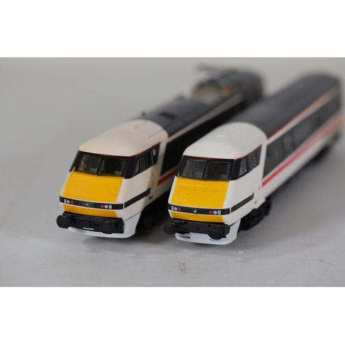 65 - Hornby Intercity Train Set with Br Class 91 Electric Locomotive and 3 Carriages

Item 1: Hornby R.24... 