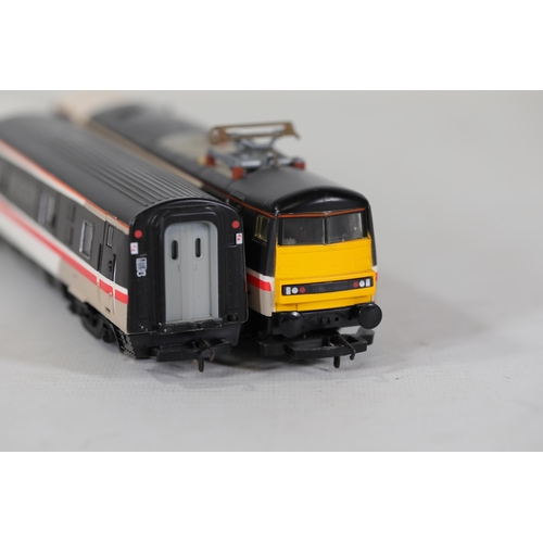 65 - Hornby Intercity Train Set with Br Class 91 Electric Locomotive and 3 Carriages

Item 1: Hornby R.24... 