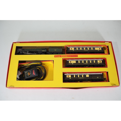 66 - Triang Electric Model Railway Set RS.3 Britannia 70000 with Extra Carriages: Pullman Jane, Anne, Rut... 