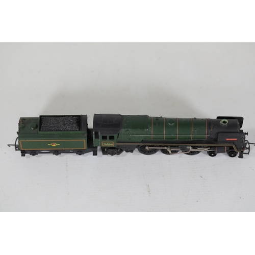 66 - Triang Electric Model Railway Set RS.3 Britannia 70000 with Extra Carriages: Pullman Jane, Anne, Rut... 