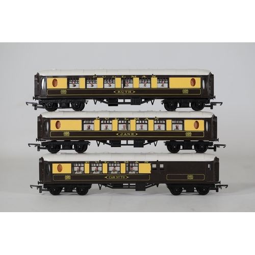 66 - Triang Electric Model Railway Set RS.3 Britannia 70000 with Extra Carriages: Pullman Jane, Anne, Rut... 