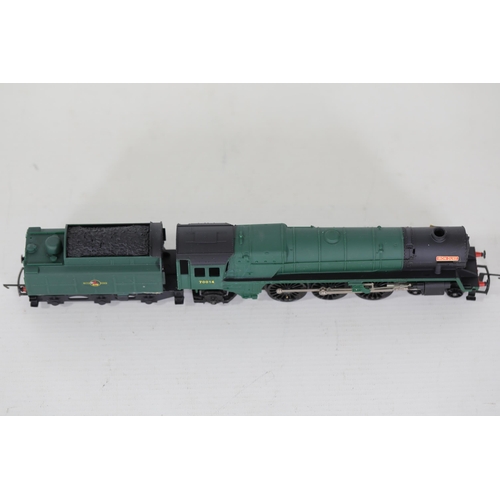 71 - Hornby R873-9130HOR Britannia Train Set with 4-6-2 70014 Iron Duke and 3 BR Mk 1 coaches, track, and... 