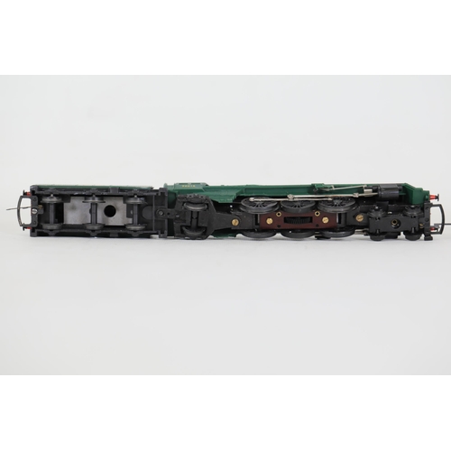 71 - Hornby R873-9130HOR Britannia Train Set with 4-6-2 70014 Iron Duke and 3 BR Mk 1 coaches, track, and... 