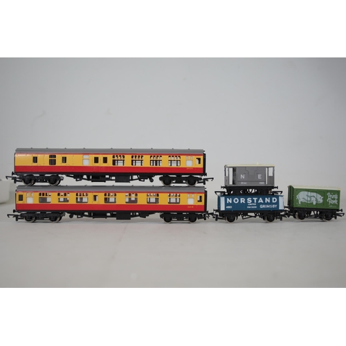 71 - Hornby R873-9130HOR Britannia Train Set with 4-6-2 70014 Iron Duke and 3 BR Mk 1 coaches, track, and... 