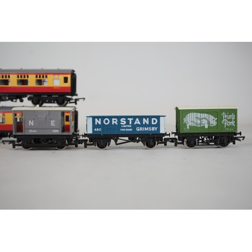 71 - Hornby R873-9130HOR Britannia Train Set with 4-6-2 70014 Iron Duke and 3 BR Mk 1 coaches, track, and... 