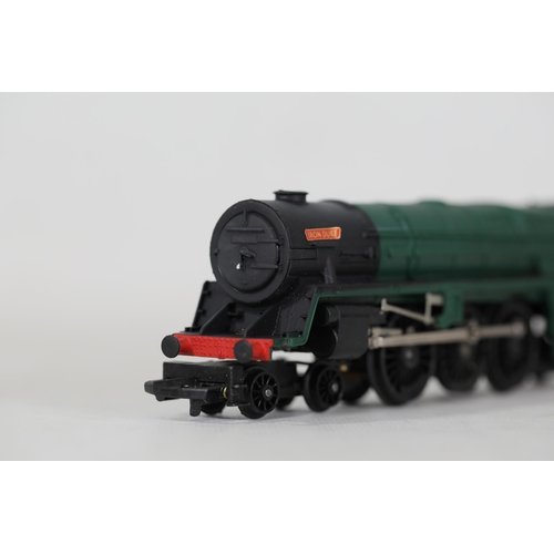 71 - Hornby R873-9130HOR Britannia Train Set with 4-6-2 70014 Iron Duke and 3 BR Mk 1 coaches, track, and... 