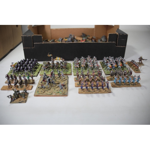 75 - Collection of Small Lead Soldiers

This is a large collection containing various small lead soldiers... 