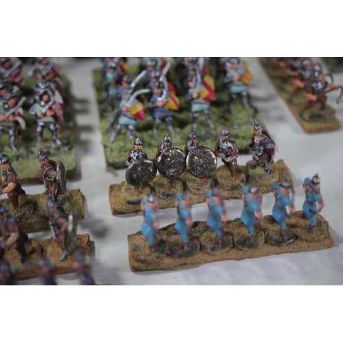 75 - Collection of Small Lead Soldiers

This is a large collection containing various small lead soldiers... 