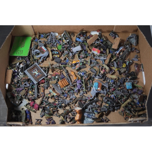 75 - Collection of Small Lead Soldiers

This is a large collection containing various small lead soldiers... 