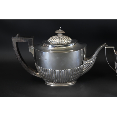 83 - Victorian Silver Tea Service: Teapot, Milk Jug, and Sugar Bowl

Teapot:
- Weight: 736 grams (includi... 