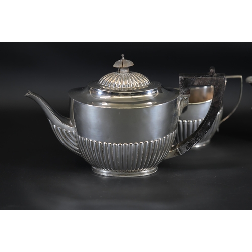 83 - Victorian Silver Tea Service: Teapot, Milk Jug, and Sugar Bowl

Teapot:
- Weight: 736 grams (includi... 