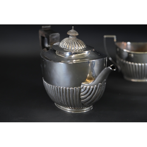 83 - Victorian Silver Tea Service: Teapot, Milk Jug, and Sugar Bowl

Teapot:
- Weight: 736 grams (includi... 