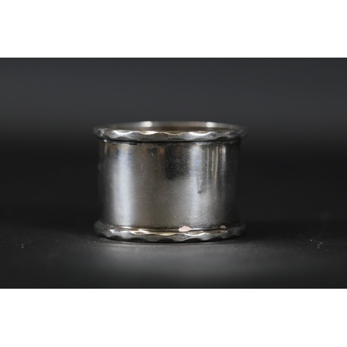 94 - 5 Silver Hallmarked Napkin Rings and 1 Other - The set includes 5 silver napkin rings weighing a tot... 