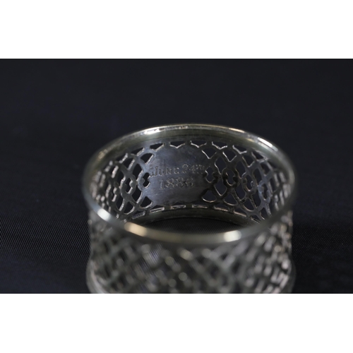 94 - 5 Silver Hallmarked Napkin Rings and 1 Other - The set includes 5 silver napkin rings weighing a tot... 