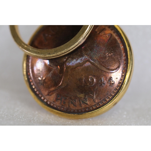 34 - 1960 Australian Penny Pendant in Gold-Coloured Holder  Showcasing the distinctive 1960 Australian pe... 