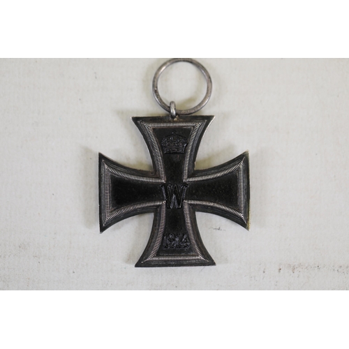 860 - **World War 1 German Iron Cross Medal**  This World War 1 German Iron Cross medal is a historically ... 