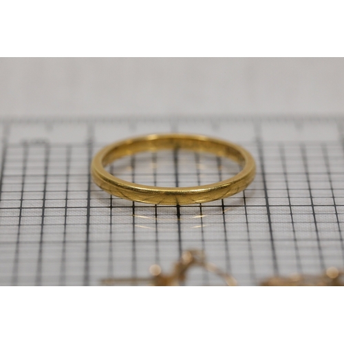 1212 - Assorted gold jewellery with SPECIAL MUM pendant, dolphin and cameo earrings, 7.74 gramsA compact co... 