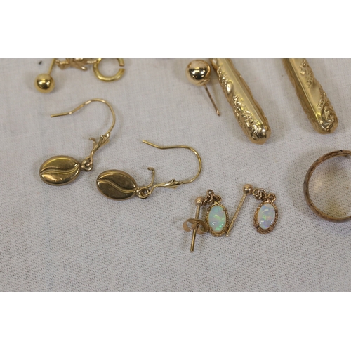 1301 - Mixed Scrap Gold Earrings and Jewellery ComponentsA small mixed lot of scrap gold jewellery, mainly ... 