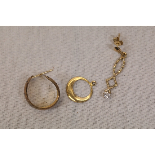 1301 - Mixed Scrap Gold Earrings and Jewellery ComponentsA small mixed lot of scrap gold jewellery, mainly ... 