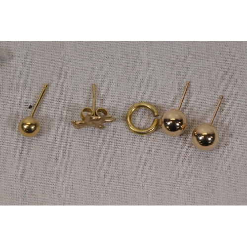 1301 - Mixed Scrap Gold Earrings and Jewellery ComponentsA small mixed lot of scrap gold jewellery, mainly ... 