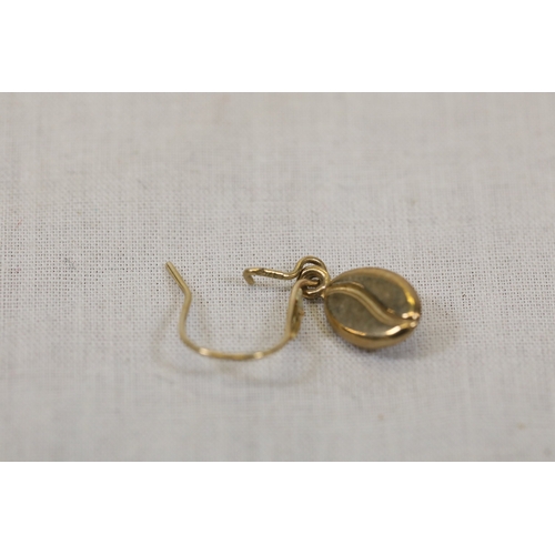 1301 - Mixed Scrap Gold Earrings and Jewellery ComponentsA small mixed lot of scrap gold jewellery, mainly ... 