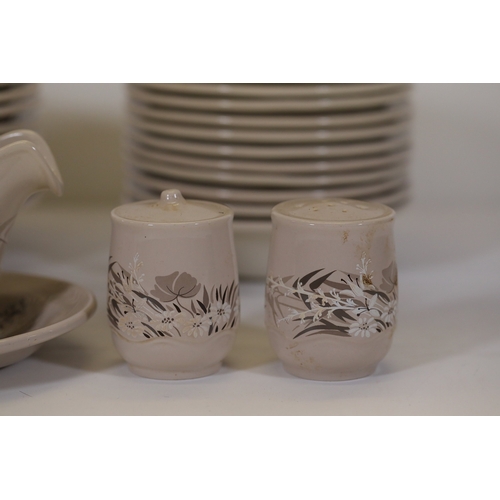 1390 - Poole Pottery Mandalay Pattern Dinner Service SetThis comprehensive Poole Pottery dinner service set... 