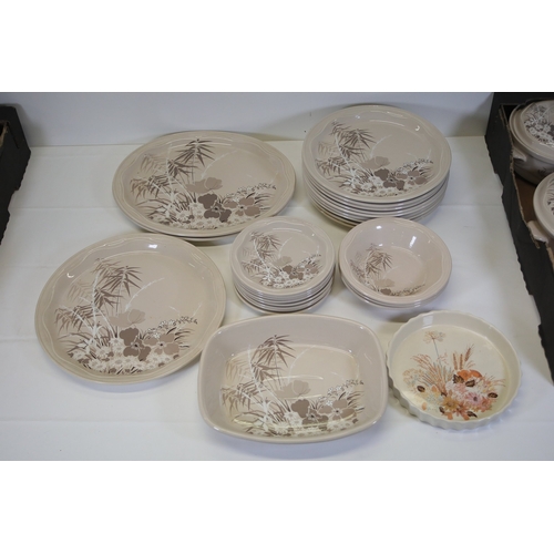 1390 - Poole Pottery Mandalay Pattern Dinner Service SetThis comprehensive Poole Pottery dinner service set... 