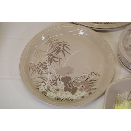 1390 - Poole Pottery Mandalay Pattern Dinner Service SetThis comprehensive Poole Pottery dinner service set... 