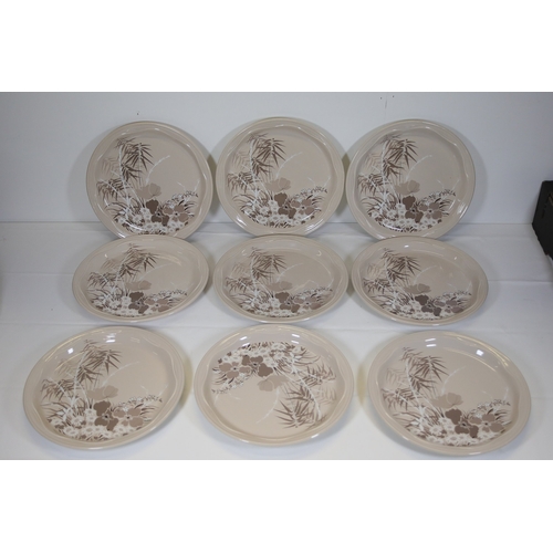 1390 - Poole Pottery Mandalay Pattern Dinner Service SetThis comprehensive Poole Pottery dinner service set... 