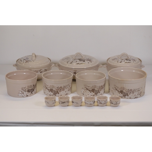 1390 - Poole Pottery Mandalay Pattern Dinner Service SetThis comprehensive Poole Pottery dinner service set... 