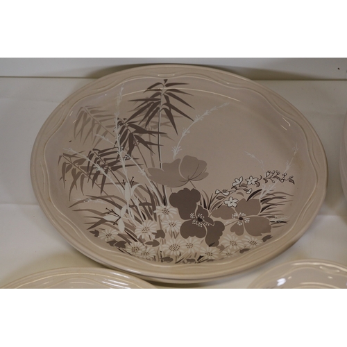 1390 - Poole Pottery Mandalay Pattern Dinner Service SetThis comprehensive Poole Pottery dinner service set... 