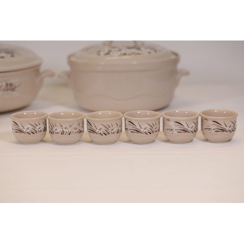 1390 - Poole Pottery Mandalay Pattern Dinner Service SetThis comprehensive Poole Pottery dinner service set... 