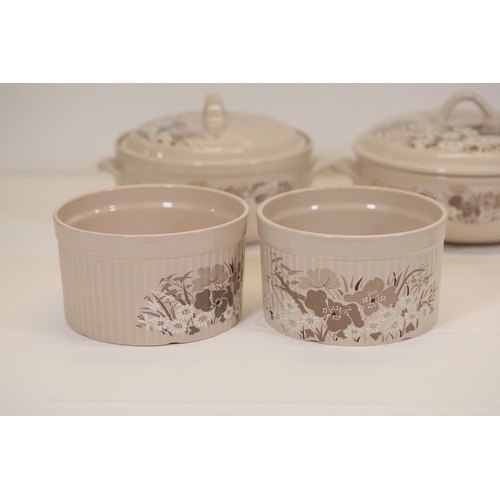 1390 - Poole Pottery Mandalay Pattern Dinner Service SetThis comprehensive Poole Pottery dinner service set... 