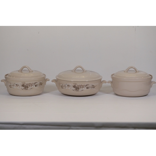 1390 - Poole Pottery Mandalay Pattern Dinner Service SetThis comprehensive Poole Pottery dinner service set... 