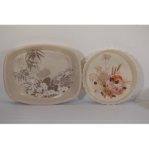 1390 - Poole Pottery Mandalay Pattern Dinner Service SetThis comprehensive Poole Pottery dinner service set... 