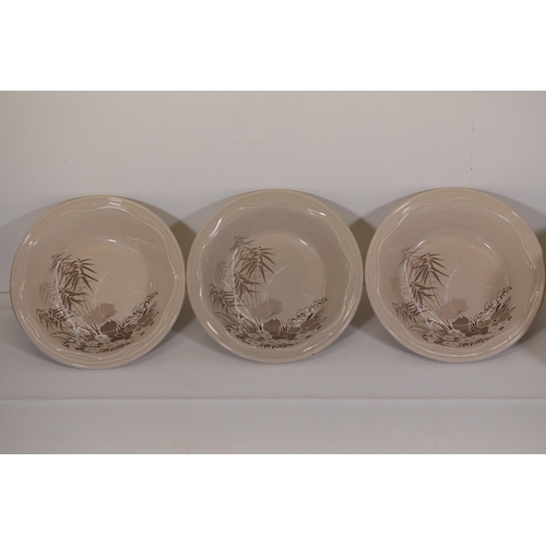1390 - Poole Pottery Mandalay Pattern Dinner Service SetThis comprehensive Poole Pottery dinner service set... 