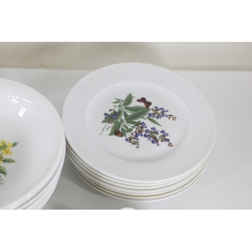 1401 - Royal Worcester Worcester Herbs Wild Thyme tea and tableware collection, 19871990Extensive group of... 