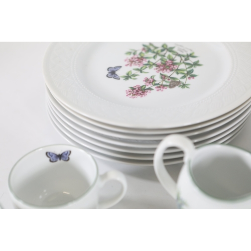 1401 - Royal Worcester Worcester Herbs Wild Thyme tea and tableware collection, 19871990Extensive group of... 