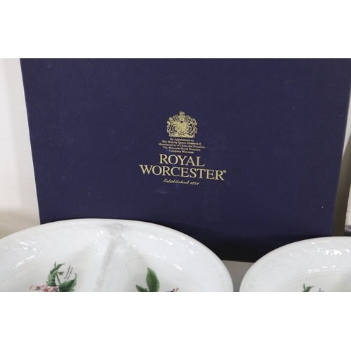 1401 - Royal Worcester Worcester Herbs Wild Thyme tea and tableware collection, 19871990Extensive group of... 