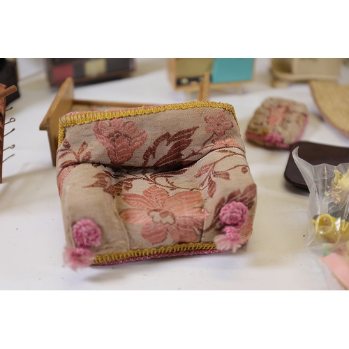 564 - Mid to late 20th century dollhouse furniture and accessoriesA mixed collection of about 30 vintage d... 