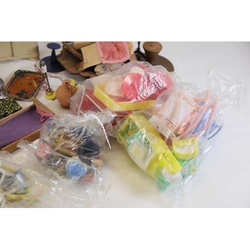 564 - Mid to late 20th century dollhouse furniture and accessoriesA mixed collection of about 30 vintage d... 