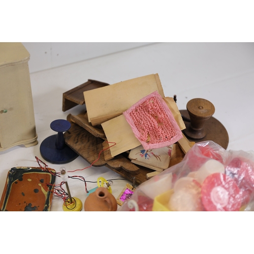 564 - Mid to late 20th century dollhouse furniture and accessoriesA mixed collection of about 30 vintage d... 