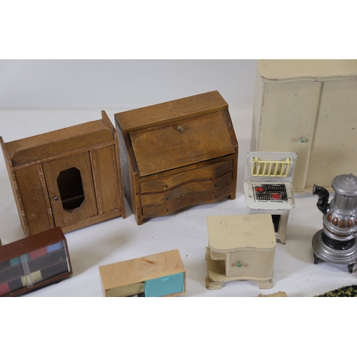 564 - Mid to late 20th century dollhouse furniture and accessoriesA mixed collection of about 30 vintage d... 