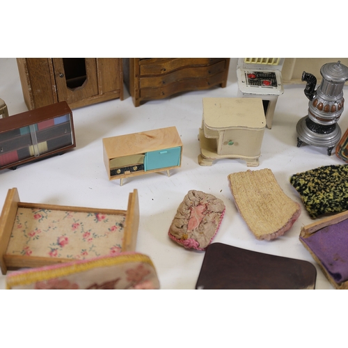 564 - Mid to late 20th century dollhouse furniture and accessoriesA mixed collection of about 30 vintage d... 