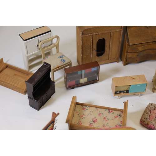 564 - Mid to late 20th century dollhouse furniture and accessoriesA mixed collection of about 30 vintage d... 