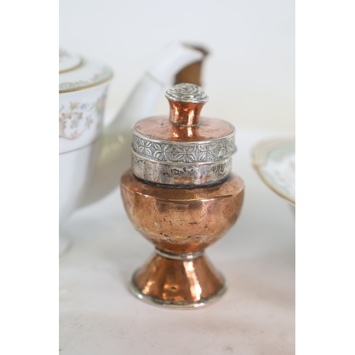 807 - Mixed collection of ceramics, metalware and glassA mixed collection of approximately 12 to 15 small ... 