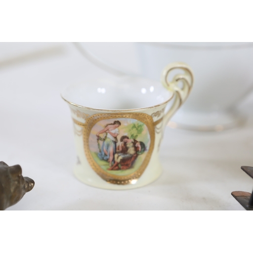 807 - Mixed collection of ceramics, metalware and glassA mixed collection of approximately 12 to 15 small ... 