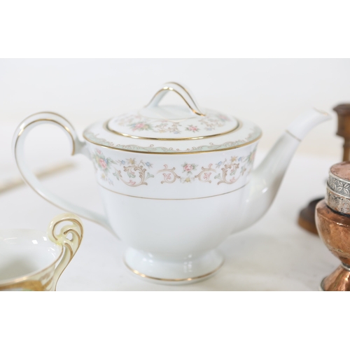 807 - Mixed collection of ceramics, metalware and glassA mixed collection of approximately 12 to 15 small ... 