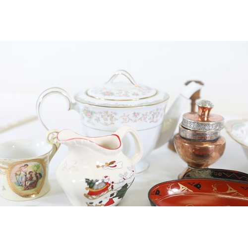 807 - Mixed collection of ceramics, metalware and glassA mixed collection of approximately 12 to 15 small ... 